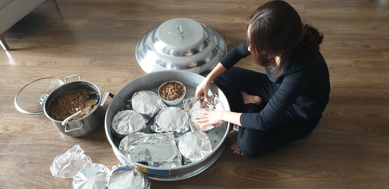 Nguyên liệu chính là thịt ba chỉ có ba tầng nạc, một tầng mỡ, không quá gầy hay quá béo