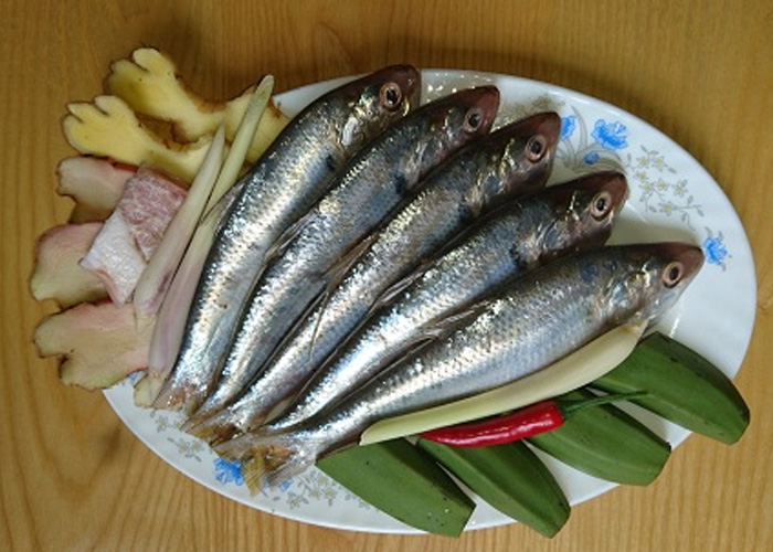 Cá mòi kho rục