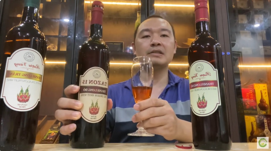 Thưởng thức rượu trái cây thanh long