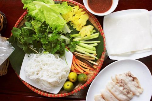 Chuẩn bị nguyên liệu món cá hấp bia cuốn bánh đa nem