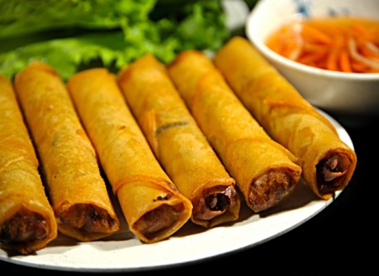 Thực hiện làm món nem cuốn chay